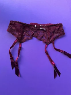 Clo: Fortuna Lace Garter Belt - Crushed Berry